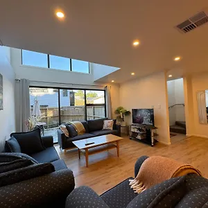 No Party Allowed, Entire Brand New 3 Bedroom Townhouse, Free Unlimited Fibre Wifi And Free Parking Holiday home
